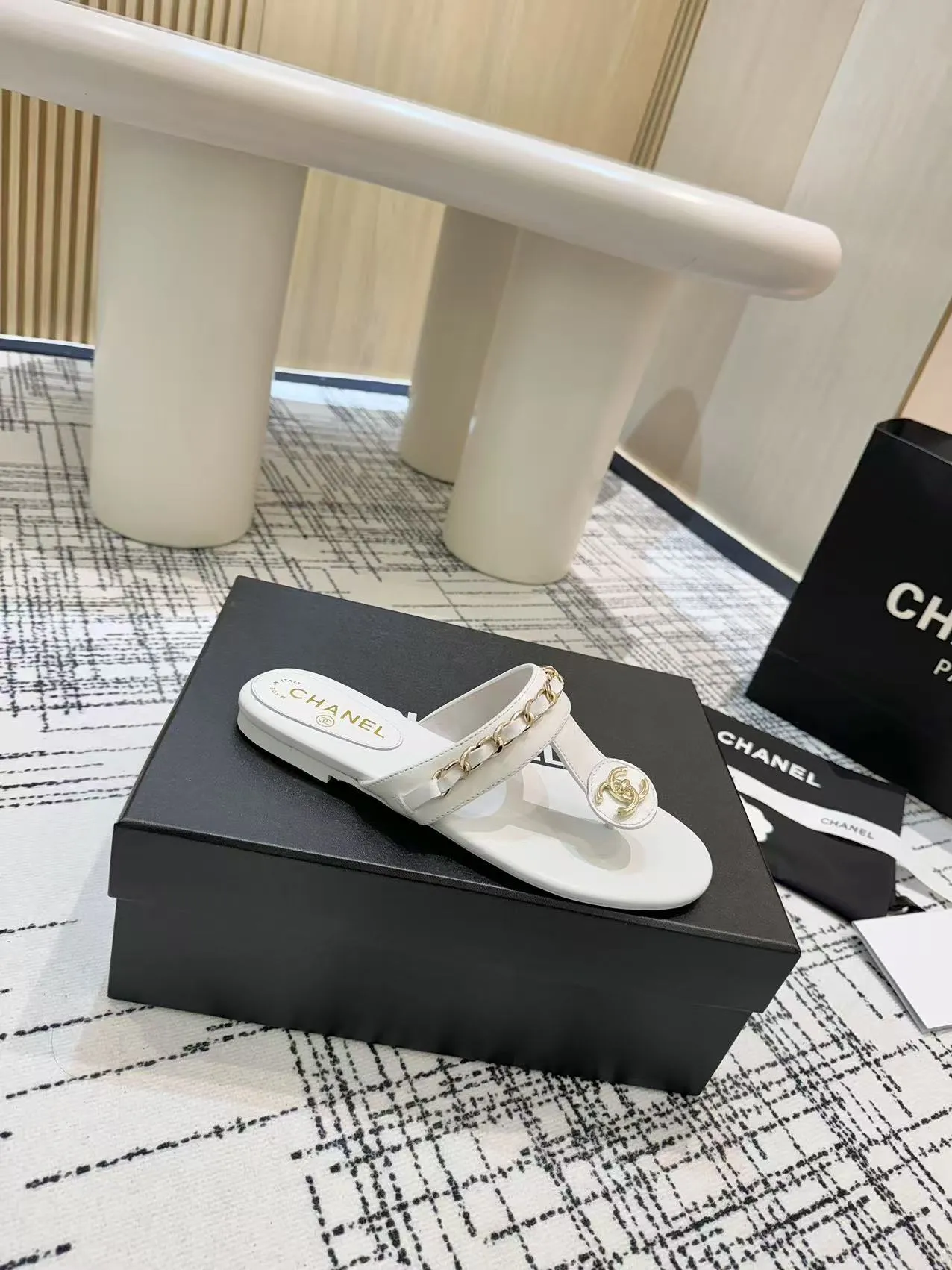 👟👟Ex-factory price 480👟👟 Top version Chanel Chanel - 2025 spring model, counter top double C sandals, this classic design; the extraordinary double C incorporates a variety of color elements... The diversified mix and match is very beautiful and versatile, very light on the foot, comfortable, super delicate and elegant, and can be used outdoors... ꫛꫀꪝ Go➫ Material: ❶Upper made of: Original imported sheepskin ❷Inner lining: Original sheepskin lining ❸Outsole based on: Original Italian genuine leather outsole Counter boutique packaging complete set for women 35–40 (customized for 41) 3 colors available (black, white, apricot)